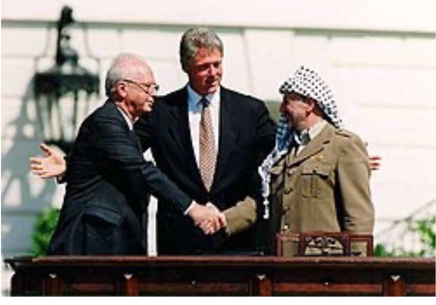 オスロ合意調印後に握手をするイスラエル・ラビン首相とPLOアラファト議長